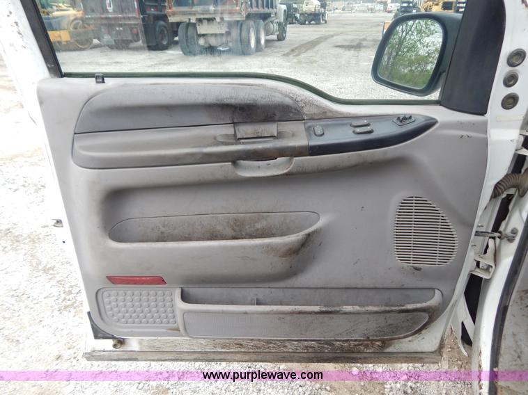 image for item F5021 2001 Ford F250 Super Duty XLT pickup truck