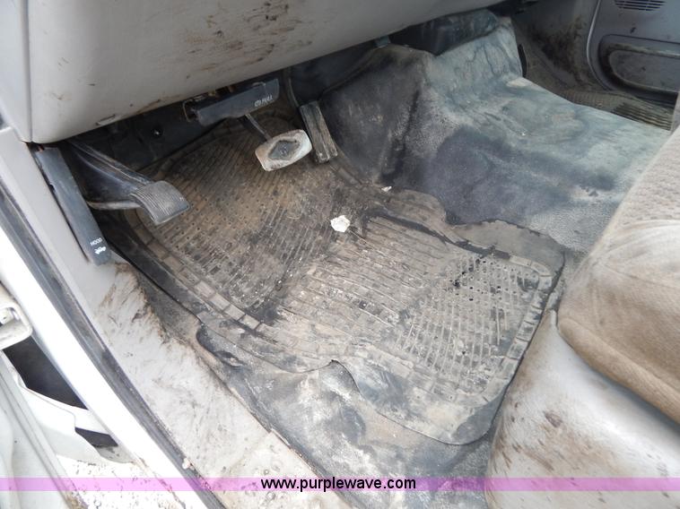 image for item F5021 2001 Ford F250 Super Duty XLT pickup truck