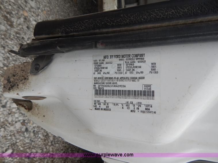 image for item F5021 2001 Ford F250 Super Duty XLT pickup truck