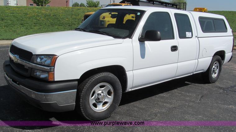 image for item F5024 2004 Chevrolet Silverado 1500 Extended Cab pickup truck