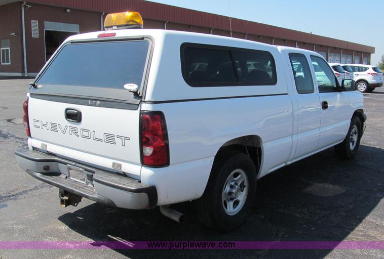 image for item F5024 2004 Chevrolet Silverado 1500 Extended Cab pickup truck