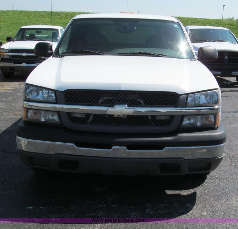 image for item F5024 2004 Chevrolet Silverado 1500 Extended Cab pickup truck