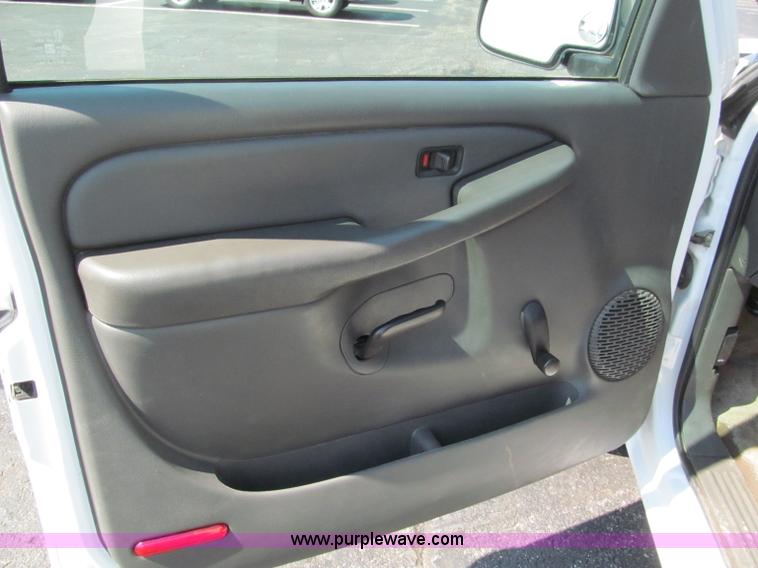 image for item F5024 2004 Chevrolet Silverado 1500 Extended Cab pickup truck