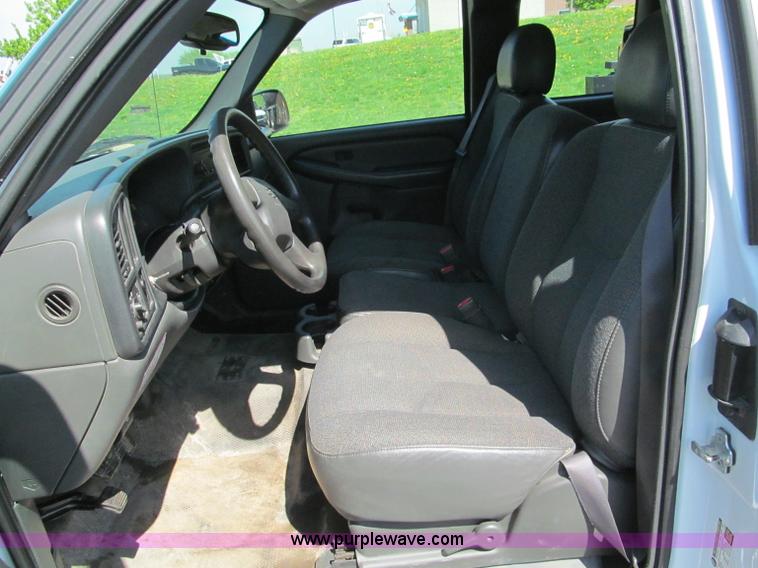 image for item F5024 2004 Chevrolet Silverado 1500 Extended Cab pickup truck