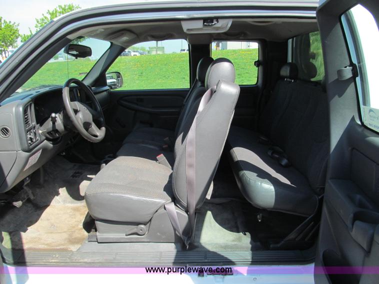 image for item F5024 2004 Chevrolet Silverado 1500 Extended Cab pickup truck