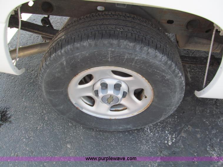 image for item F5024 2004 Chevrolet Silverado 1500 Extended Cab pickup truck