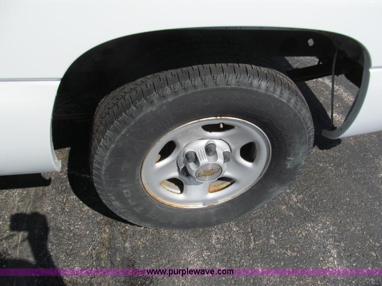 image for item F5024 2004 Chevrolet Silverado 1500 Extended Cab pickup truck