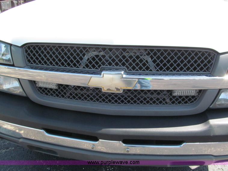image for item F5024 2004 Chevrolet Silverado 1500 Extended Cab pickup truck