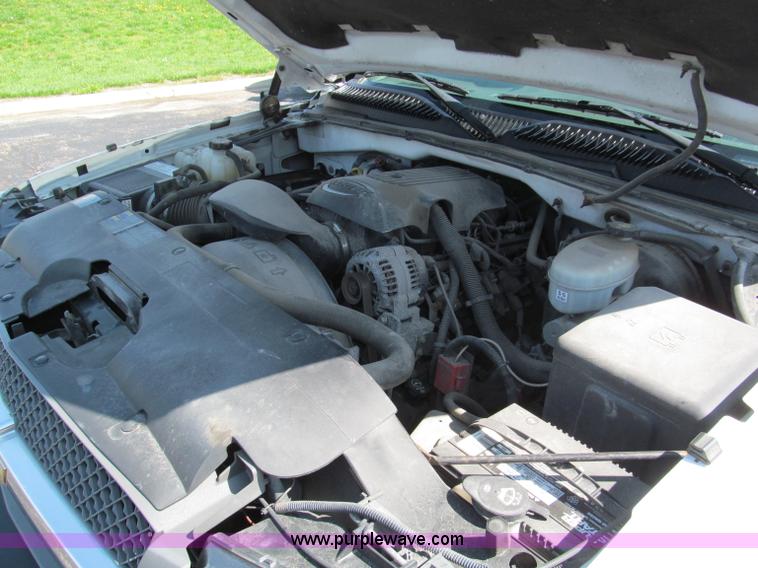 image for item F5024 2004 Chevrolet Silverado 1500 Extended Cab pickup truck