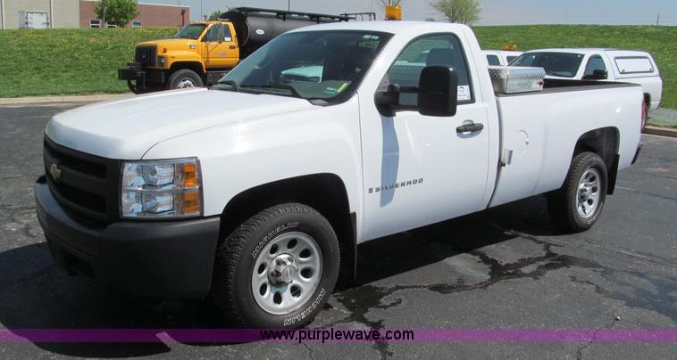 image for item F5026 2007 Chevrolet Silverado 1500 pickup truck