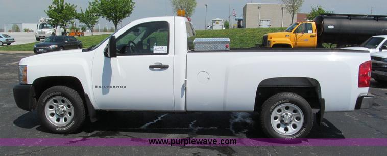 image for item F5026 2007 Chevrolet Silverado 1500 pickup truck