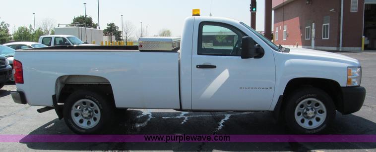 image for item F5026 2007 Chevrolet Silverado 1500 pickup truck