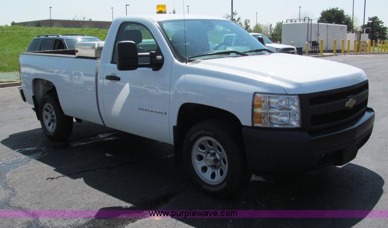 image for item F5026 2007 Chevrolet Silverado 1500 pickup truck