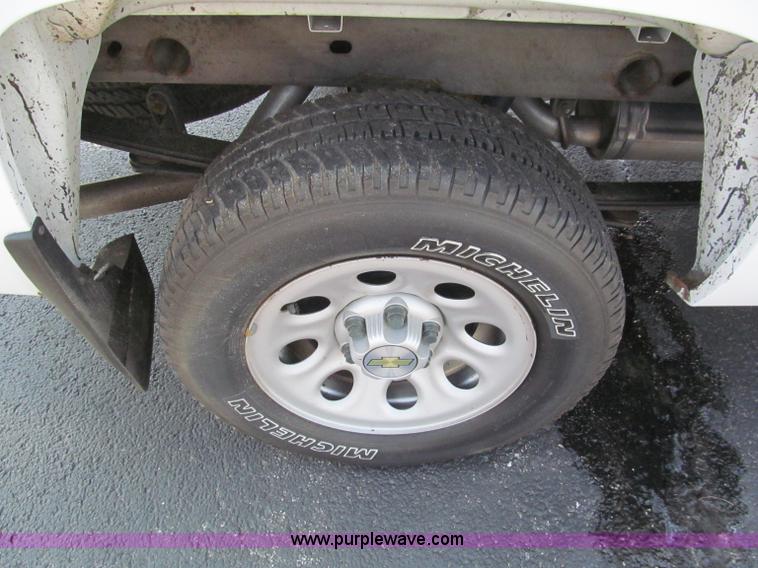 image for item F5026 2007 Chevrolet Silverado 1500 pickup truck