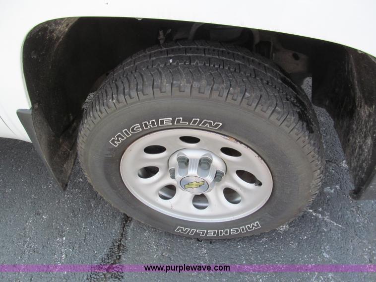 image for item F5026 2007 Chevrolet Silverado 1500 pickup truck