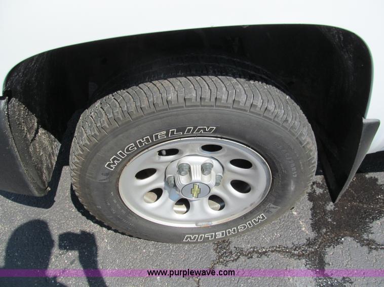 image for item F5026 2007 Chevrolet Silverado 1500 pickup truck