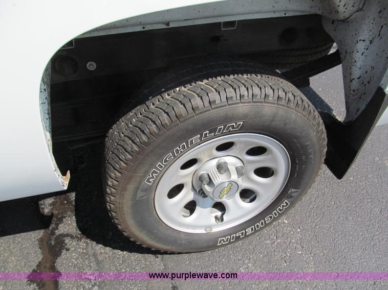 image for item F5026 2007 Chevrolet Silverado 1500 pickup truck