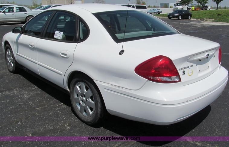 image for item F5029 2005 Ford Taurus SE