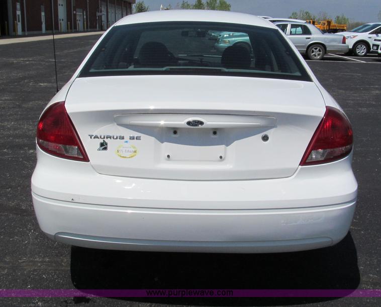 image for item F5029 2005 Ford Taurus SE