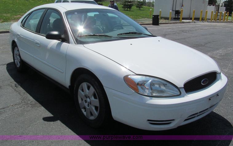 image for item F5029 2005 Ford Taurus SE