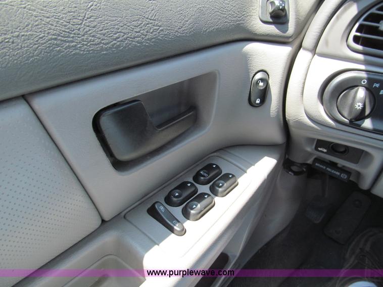 image for item F5029 2005 Ford Taurus SE