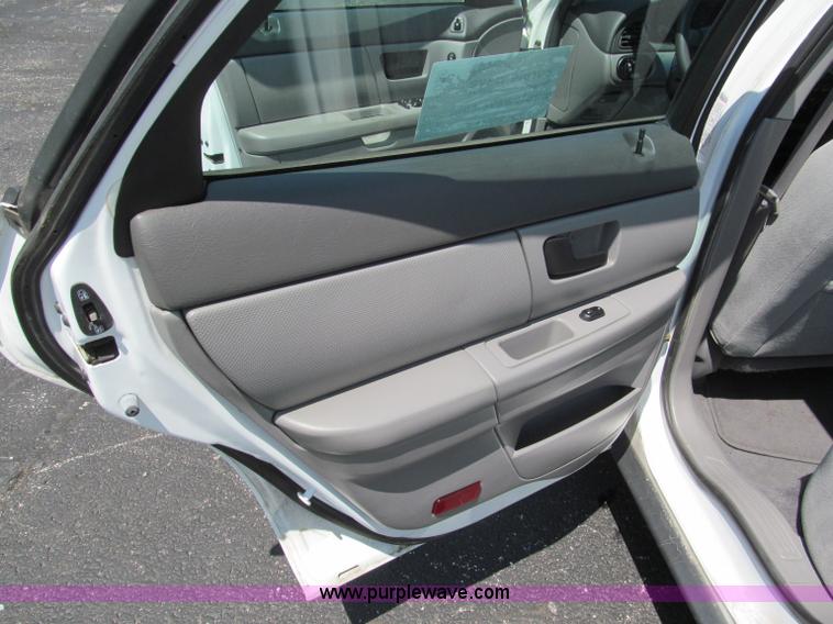 image for item F5029 2005 Ford Taurus SE