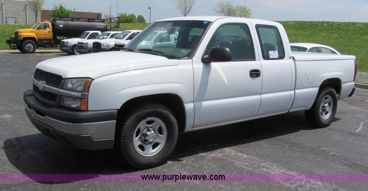image for item F5030 2004 Chevrolet Silverado 1500 Extended Cab pickup truck