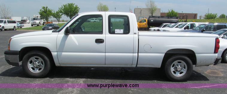 image for item F5030 2004 Chevrolet Silverado 1500 Extended Cab pickup truck