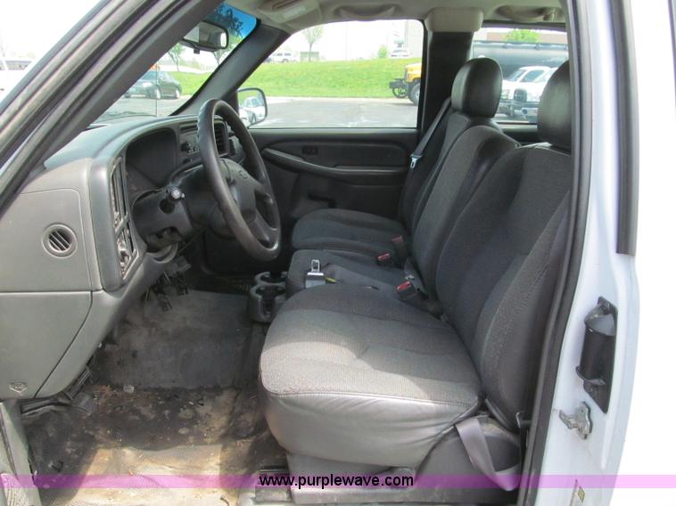 image for item F5030 2004 Chevrolet Silverado 1500 Extended Cab pickup truck