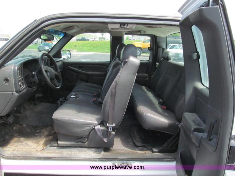 image for item F5030 2004 Chevrolet Silverado 1500 Extended Cab pickup truck