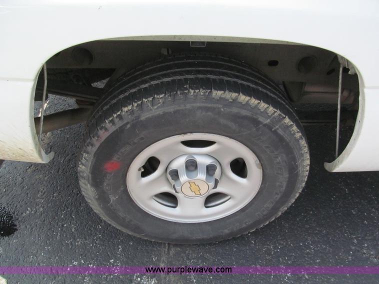 image for item F5030 2004 Chevrolet Silverado 1500 Extended Cab pickup truck