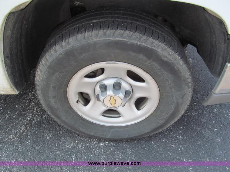 image for item F5030 2004 Chevrolet Silverado 1500 Extended Cab pickup truck