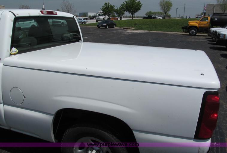 image for item F5030 2004 Chevrolet Silverado 1500 Extended Cab pickup truck