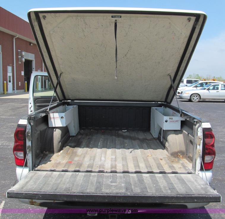 image for item F5030 2004 Chevrolet Silverado 1500 Extended Cab pickup truck