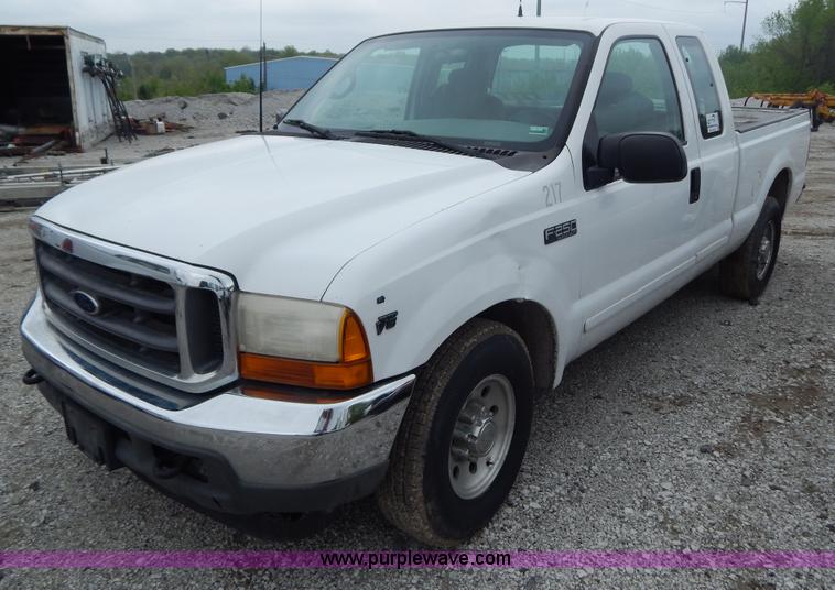 image for item F5032 2001 Ford F250 XLT SuperCab pickup truck