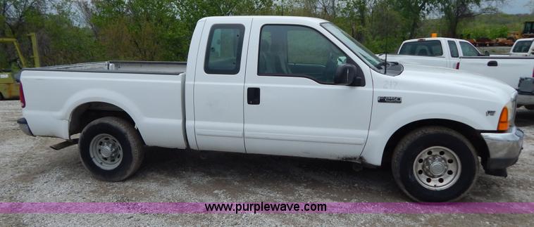 image for item F5032 2001 Ford F250 XLT SuperCab pickup truck