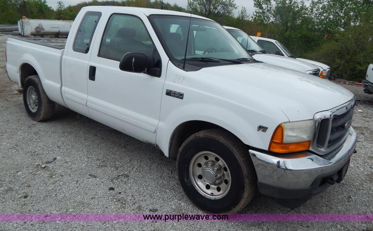 image for item F5032 2001 Ford F250 XLT SuperCab pickup truck