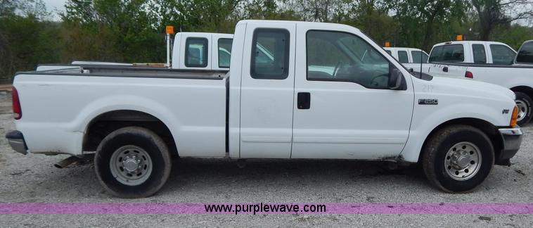 image for item F5032 2001 Ford F250 XLT SuperCab pickup truck