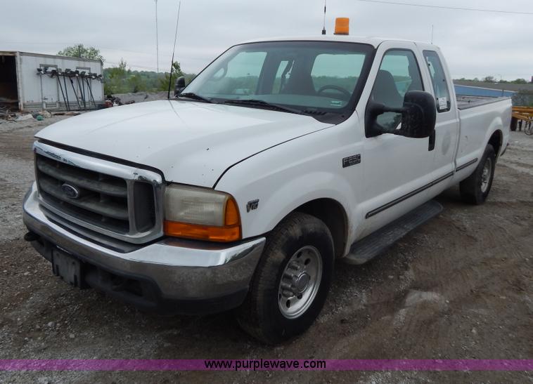 image for item F5033 1999 Ford F250 Super Duty XLT pickup truck