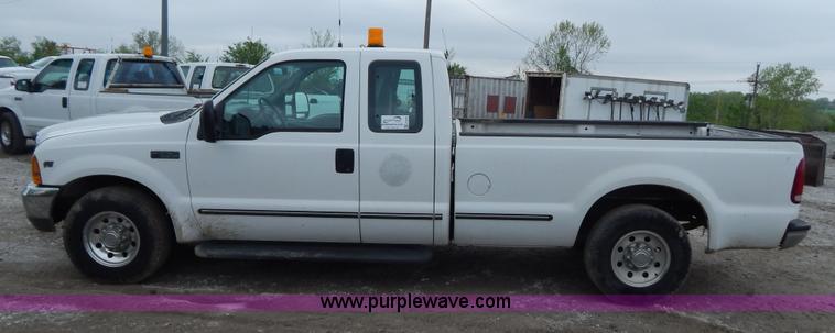 image for item F5033 1999 Ford F250 Super Duty XLT pickup truck