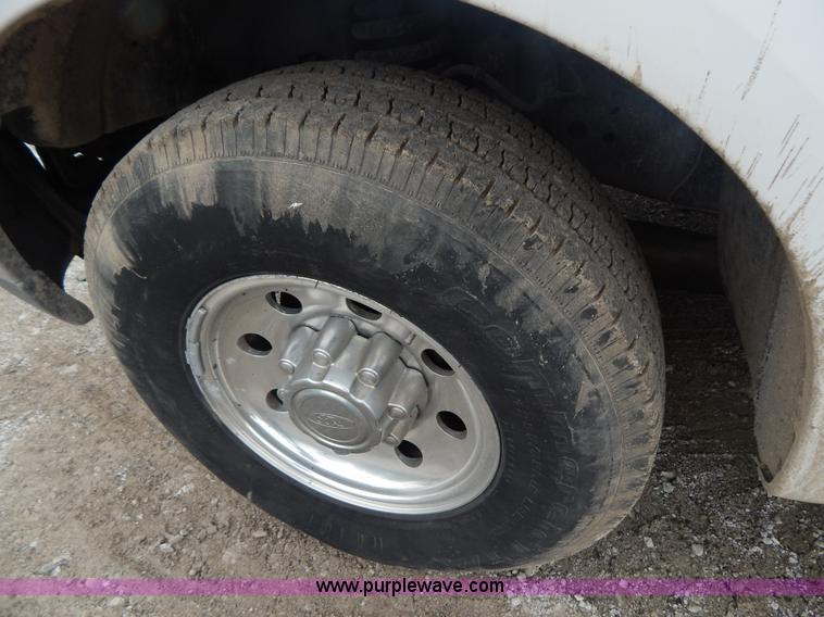 image for item F5033 1999 Ford F250 Super Duty XLT pickup truck