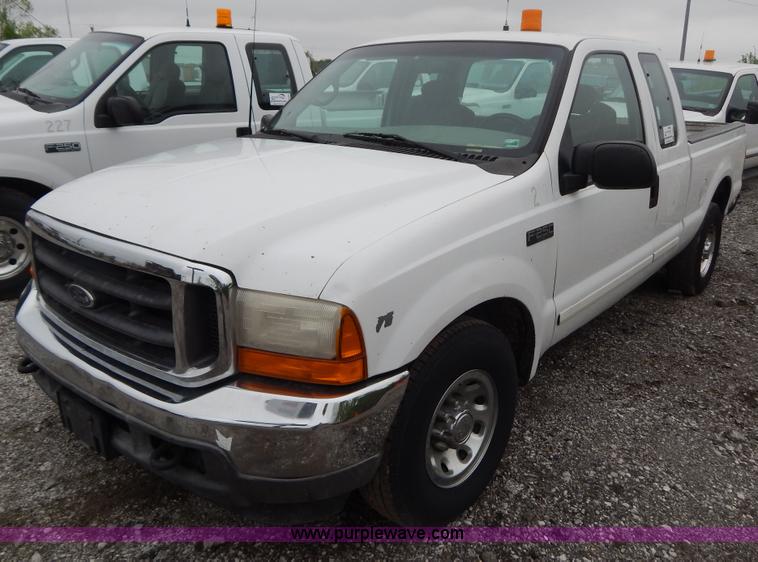 image for item F5034 2001 Ford F250 Super Duty XLT SuperCab pickup truck