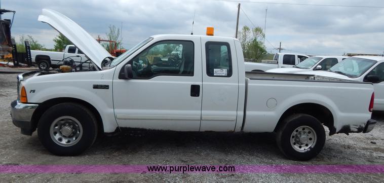 image for item F5034 2001 Ford F250 Super Duty XLT SuperCab pickup truck