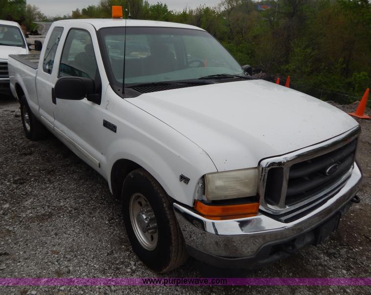 image for item F5034 2001 Ford F250 Super Duty XLT SuperCab pickup truck