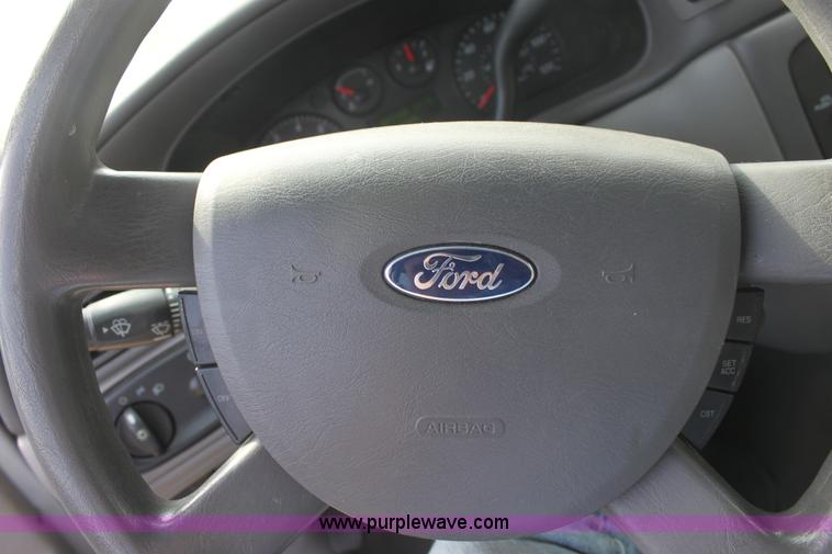 image for item F8713 2007 Ford Taurus SE