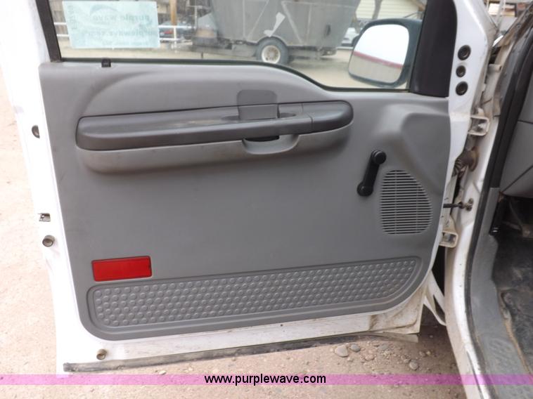 image for item F8749 2004 Ford F250 Super Duty truck cab and chassis