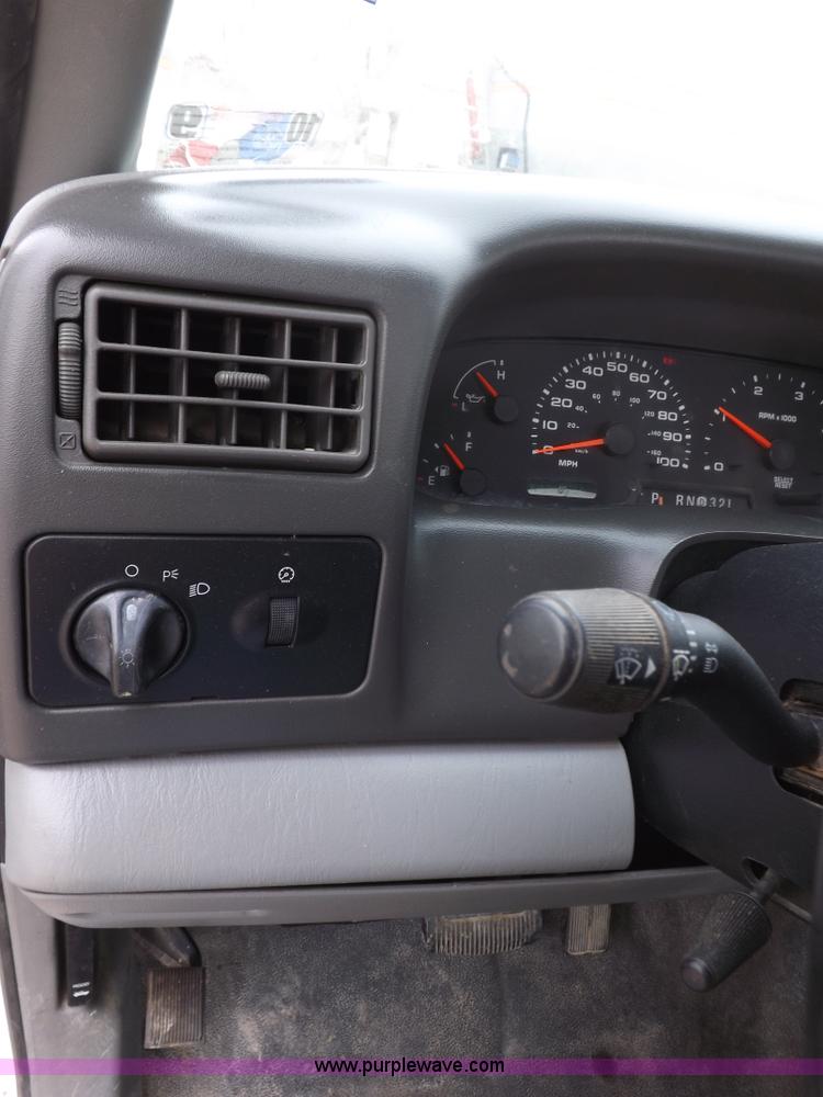 image for item F8749 2004 Ford F250 Super Duty truck cab and chassis