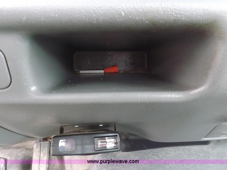 image for item F8749 2004 Ford F250 Super Duty truck cab and chassis