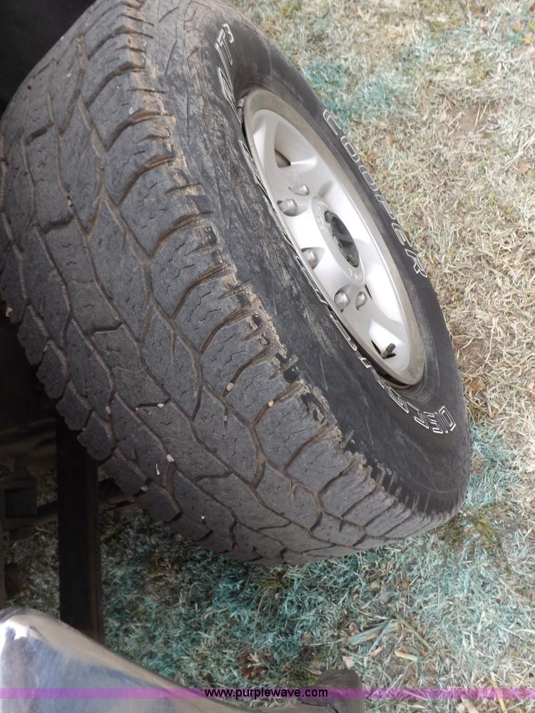 image for item F8749 2004 Ford F250 Super Duty truck cab and chassis