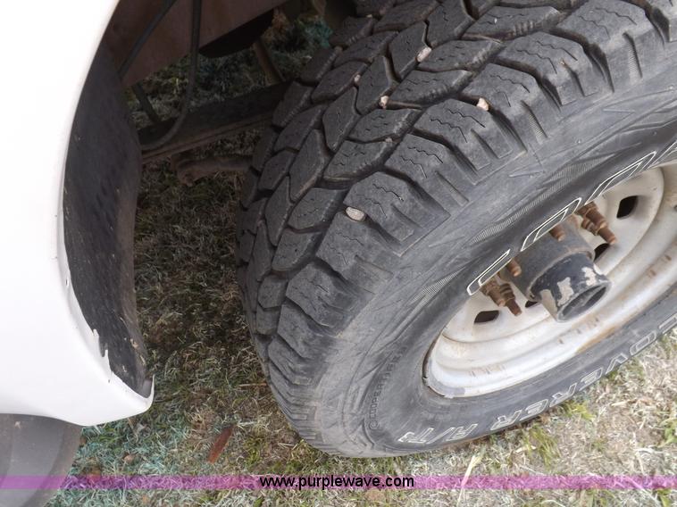 image for item F8749 2004 Ford F250 Super Duty truck cab and chassis